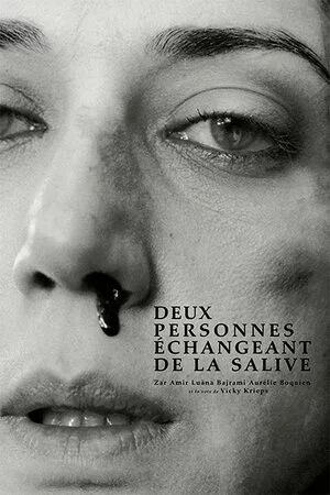 Deux personnes échangeant de la salive
